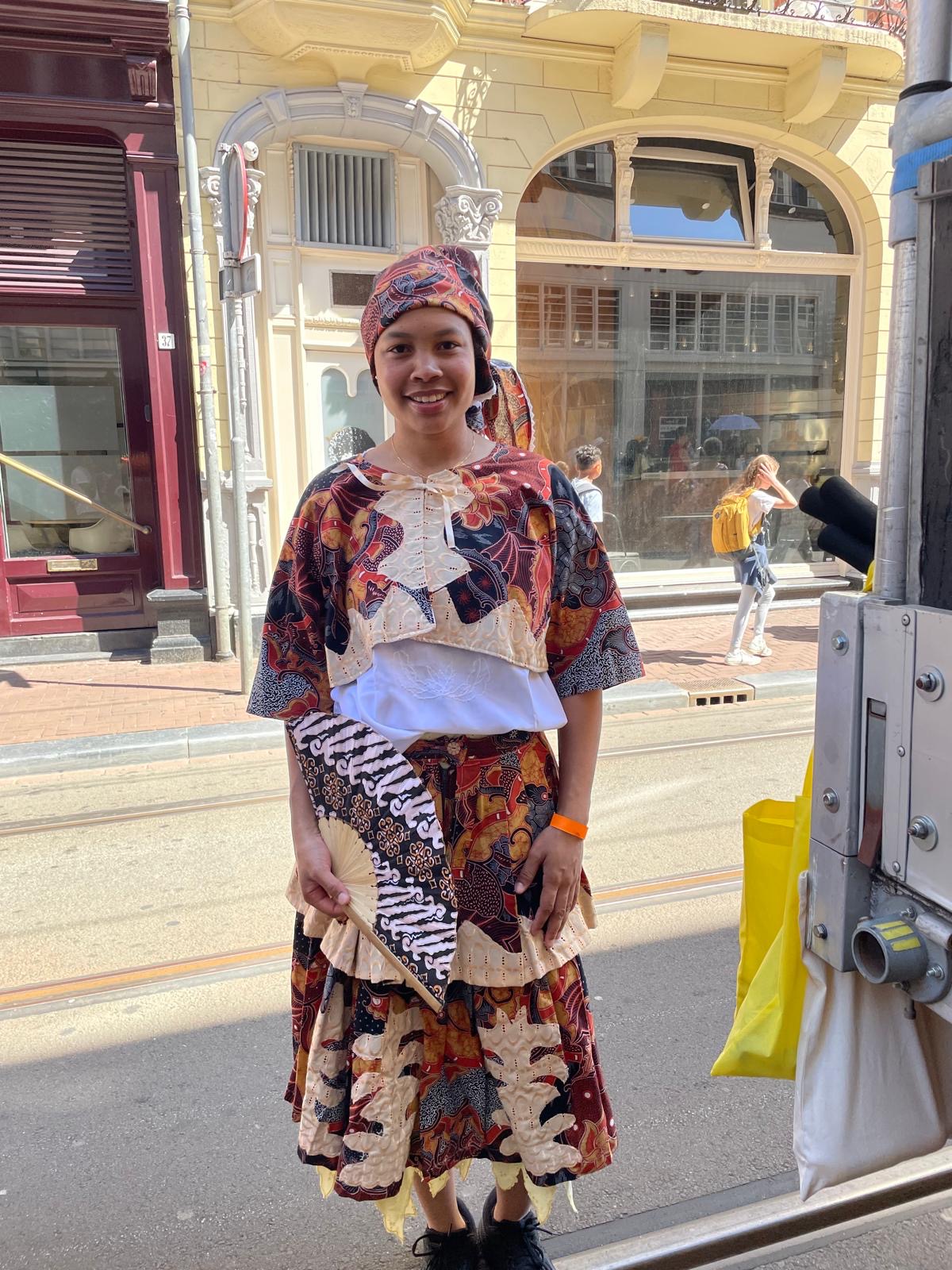 Jo in Surinaamse koto — voorkant