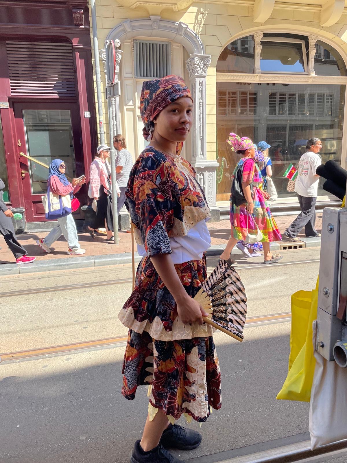 Jo in Surinaamse koto — zijkant